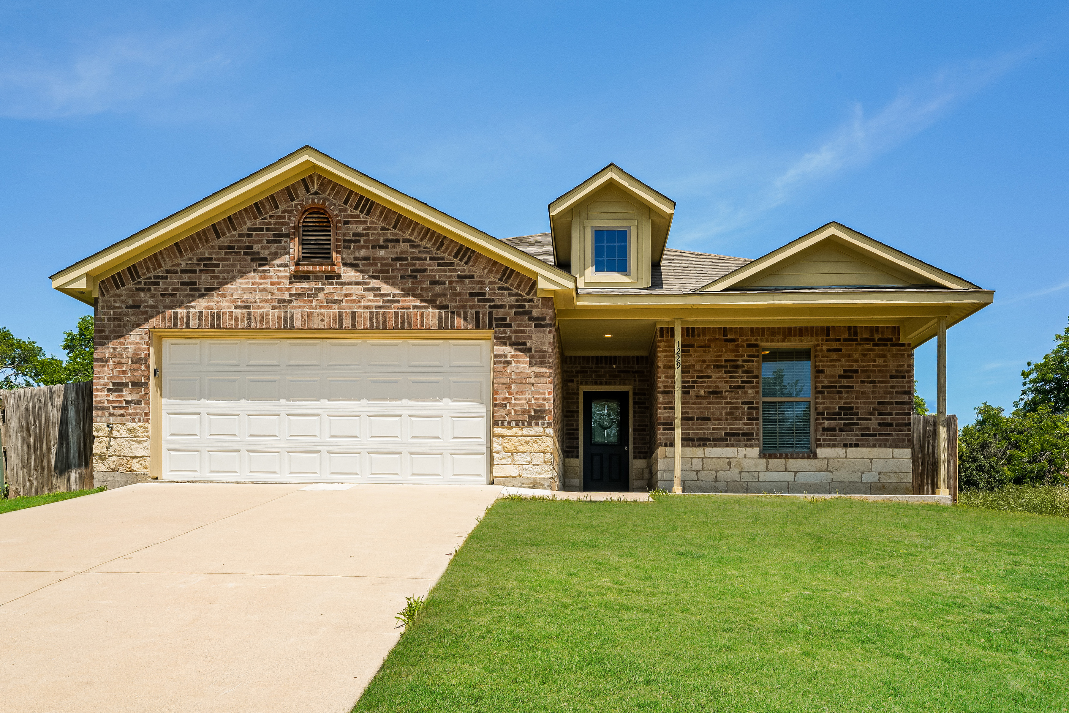 1229 E HARVEY AVE FORT WORTH, TX 76104